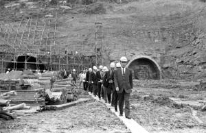 台北市長高玉樹（前一）1971年5月15日巡視南北隧道工地施工情形照。圖／聯合報系資料照片