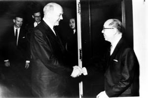 1966年12月7日，時任美國國務卿魯斯克（左）來台訪問，赴行政院拜會當時的副總統兼行政院長嚴家淦（右）。圖／聯合報系資料照片