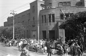 1967年3月13日，重慶南路二段及南海路交叉口火警現場，居民把家當全都搬到街上。圖／聯合報系資料照片