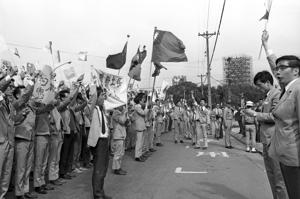 1971年4月14日，台灣大學的學生持標語抗議有關釣魚台列島主權問題，並遊行至日本駐華大使館遞送抗議書，圖為學生於館外大喊口號情形。圖／聯合報系資料照片