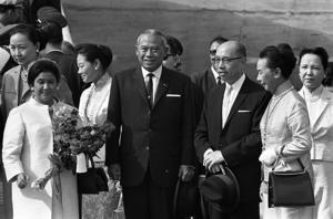 1967年3月27日，泰國國務院院長他儂（前排左二）暨夫人（前排左）偕19名隨員抵華訪問。我副總統兼行政院長嚴家淦（前排右二）親往迎接。圖／聯合報系資料照片