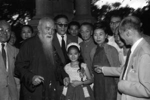 1958年5月7日，為黨國元老監察院長于右任（前左）八秩大壽，各界在台北賓館舉辦祝壽酒會，女童星張小燕（前中）也到場祝賀。圖／聯合報系資料照片