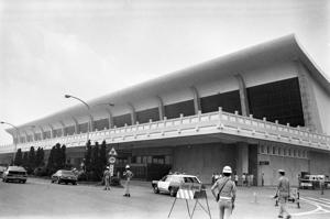 1983年6月9日中正國際機場發生大火，機場外由警方協助進行交管。圖／聯合報系資料照片