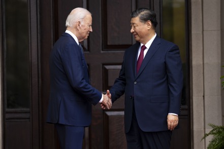 美國總統拜登（左）與中國國家主席習近平（右）在此次舊金山峰會中，先就比較容易有共識的議題達成協議，這是兩國朝解決貿易、科技等重大衝突邁前一大步。美聯社