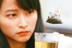 加國研究 塑膠茶包加熱恐有數10億顆塑膠微粒