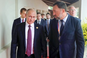 俄國鋁業大亨德里帕斯卡（右）早就是美國當局注意的人物，迄今仍遭到美國制裁。他被視為俄國總統普亭（左）的盟友。美聯社