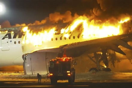 日本航空出事客機2日在羽田機場跑道起火燃燒。   美聯社