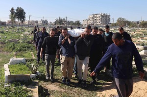 半島電視台記者達多（Hamza Wael Dahdouh）在加薩報導時遭以色列空襲身亡，同事扛著他的遺體準備處理後事。法新社