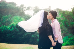 松鼠文化創辦人賴凱俐（左）克服萬難，與馬來西亞伴侶阿唐成婚。圖／賴凱俐提供