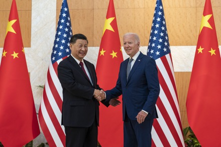 美國總統拜登（右）與中國大陸國家主席習近平去年11月在峇里島G20峰會碰面時，握手致意。 美聯社