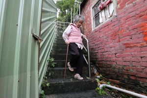 基隆獨居老人，81歲的蔡鄭寶玉外出時需要上下長長的階梯。記者胡經周／攝影