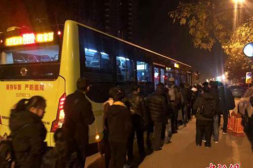 疫情發生以前，早晨五點多的燕郊，818公車已經有排隊等著去北京上班的上班族了。圖／取自中新社