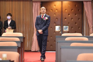 第11屆立法委員今天報到並宣誓就職，當選立法院長的韓國瑜，一早站在議場內若有所思的看著。圖／立法院記者聯誼會提供