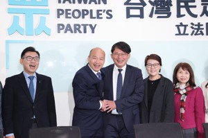 國民黨立法正副院長候選人韓國瑜（左二）、江啟臣（左一）29日上午到民眾黨團拜會。記者林伯東／攝影