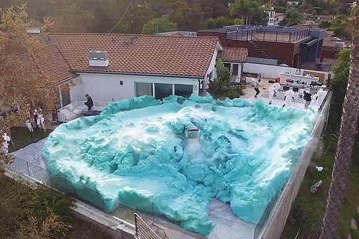 網紅挑戰最大規模「大象牙膏」 藍綠泡沫瞬間噴發淹滿後院 | 聯合新聞網