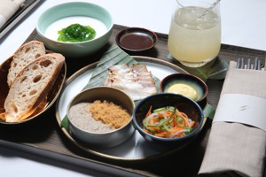 星宇航空與米其林一星餐廳Longtail合作機上餐，主菜「香茅醃台灣黑豬梅花肉」以類似港式叉燒的作法處理。圖／聯合報系資料照片