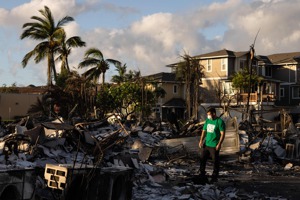夏威夷茂宜島發生美國逾百年來最致命野火，Mercy Worldwide志工在茂宜島西部拉梅納鎮勘查災情。法新社