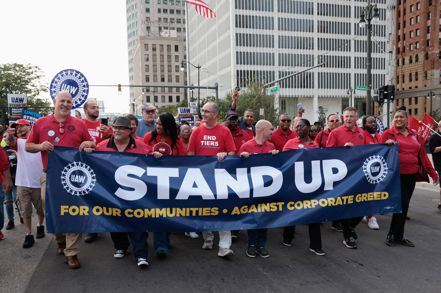 美國聯合汽車工會（UAW）與底特律三大汽車製造公司之間的勞資糾紛擺不平，罷工事件持續擴大，對汽車工業的影響可能延續到多年以後。 路透