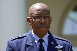 美國空軍參謀長布朗5月25日在白宮玫瑰園，聆聽總統拜登發表提名他為下屆參謀首長聯席會議主席的談話。美聯社