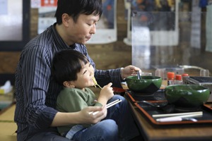 日本政府力促公務機關、民間企業鼓勵員工使用育嬰假，尤其男性員工。非新聞當事人。路透