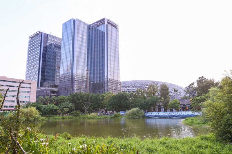 台北大巨蛋園區內一座20層樓高的商辦大樓，資產公司分析，未來租金水準預估將落在3千至4千元左右。圖／聯合報系資料照片