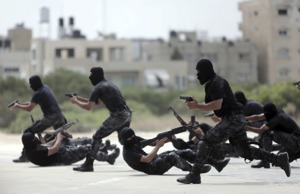 哈瑪斯武裝分子10月7日襲擊以色列之前，據信曾在伊朗接受作戰訓練。圖為哈瑪斯2015年的訓練場景。美聯社