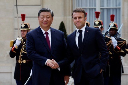 中國國家主席習近平（左）5日晚間抵達法國，6日與法國總統馬克宏（右）會面。  路透