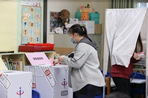 2024總統大選投票率約七成二，在歷屆總統大選中偏低。圖為1月大選時板橋國小投票狀況。圖／聯合報系資料照片