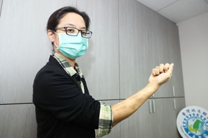 台灣病友聯盟理事長吳鴻來露出透析造成的疤痕。圖／聯合報系資料照片
