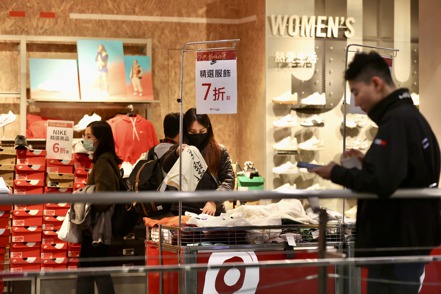 中央大學台灣經濟發展研究中心29日公布4月消費者信心指數 (CCI) 總指數為63.37點。 圖／聯合報系資料照片