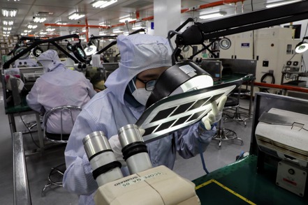 半導體目前後端製程大部分仍靠人工組裝，圖為馬來西亞一家晶片封裝廠員工們正在檢查產品。  路透