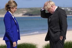 英國首相強生（右）將卸任，他與妻子凱莉（左）必須決定哪些物品要搬走。美聯社