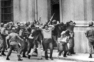 1973年9月11日，智利陸軍總司令皮諾契特在美國支持下發動流血政變，推翻阿葉德。路透