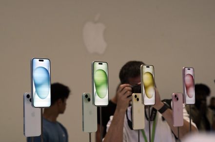 蘋果公司日前發表iPhone 15系列智慧手機，由於功能升級不大，令一些蘋果觀察家難掩失望之情。圖為新機款iPhone 15和15 Plus。 美聯社