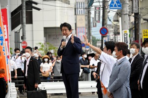 日本前首相安倍晉三去年7月助選時遭槍擊身亡，震驚全球，維安疏漏也被提出來檢討。路透