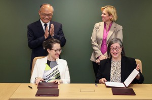 我駐美代表蕭美琴（前左）與AIT執行理事藍鶯（前右）代表簽署「台美21世紀貿易協議」首批協議，但要達到台美FTA馬拉松的終點，卻是遙遙無期。路透