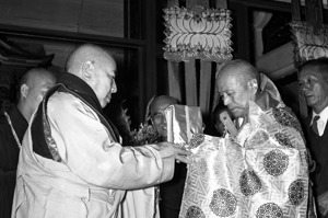 1955年11月26日，玄奘法師靈骨交接典禮在台北善導寺中舉行，日方代表倉持秀峰（右）將靈骨交還中國佛教理事長章嘉（左）。圖／聯合報系資料照片