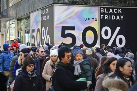 美國零售業者在感恩節隔天的「黑色星期五」提供大幅折扣，拉抬買氣。（美聯社）