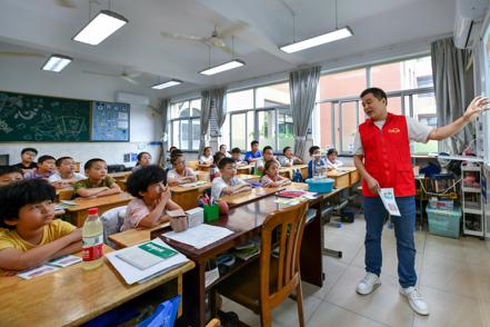 大陸各地正積極推動將AI教育融入中小學課堂。新華社