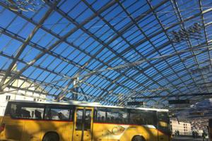 百年郵政公車低碳轉型 瑞士布魯格公車總站設太陽能充電屋頂