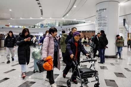 中國大陸遊客前往海外度過五一勞動節假期的規模接近疫情前的水準。 歐新社