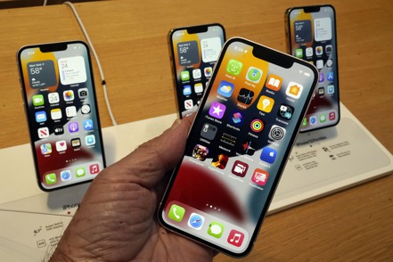 法人認為，9月蘋果即將發表iPhone 15，消費電子可望迎來新契機，台股AI族群漲多後，資金可能往蘋果概念股及軍工類股輪動。
 美聯社
