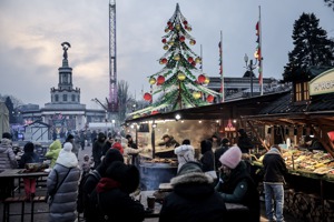 烏克蘭基輔民眾1月7日在耶誕市集向路邊商店購買食物。歐新社