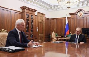 俄羅斯總統普亭（右）去年與時任首席副總理的貝洛索夫（左）會談，如今任命他為新國防部長。美聯社