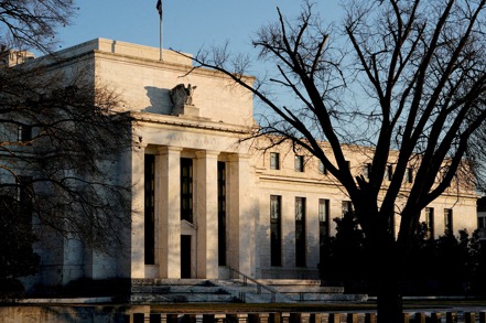 Fed發布貨幣政策半年報，指出金融穩定方面仍有一系列「顯著的」弱點。（路透）