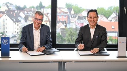 鴻海科技集團電動車策略長關潤（右）與德國ZF集團執行長克萊恩（Holger Klein）24日在德國ZF總部簽約。鴻海／提供