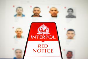 國際刑警組織警戒等級最高的紅色通報，俗稱紅色通緝令，現已受到加強管制，每則紅色通報發布前都需經專家審查。路透／Alamy