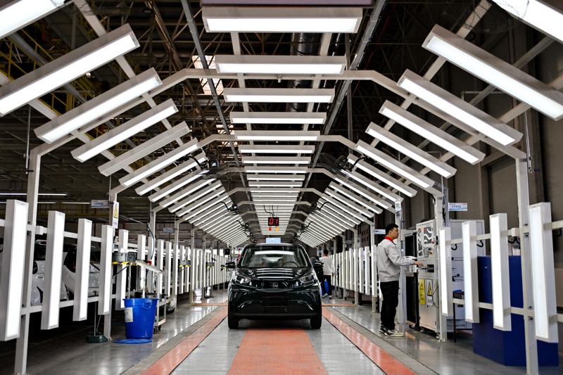 大陸奇瑞汽車4月19日與西班牙一家汽車公司簽署合資協議，成為第二家宣布在歐洲設廠的大陸車企。圖為奇瑞汽車石家莊分公司的工人在總裝車間檢測線上工作。新華社