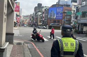 台灣交通被國外媒體報導為「行人地獄」，警政署5月展開路口安全大執法，重點取締不暫停讓行人先行通過等違規。圖／警政署提供