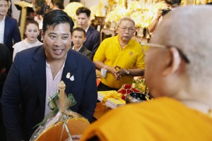 瓦差勒宋（左）回泰國後，10日參拜曼谷龍船寺。 美聯社